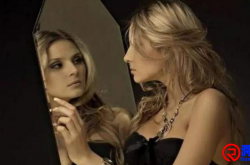 不用别人的“镜子”看自己